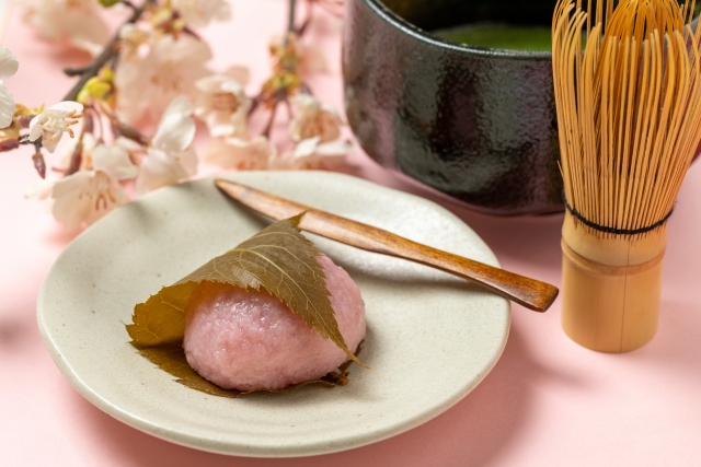 Whisking Matcha – Learn Tea Preparation in Tokyo